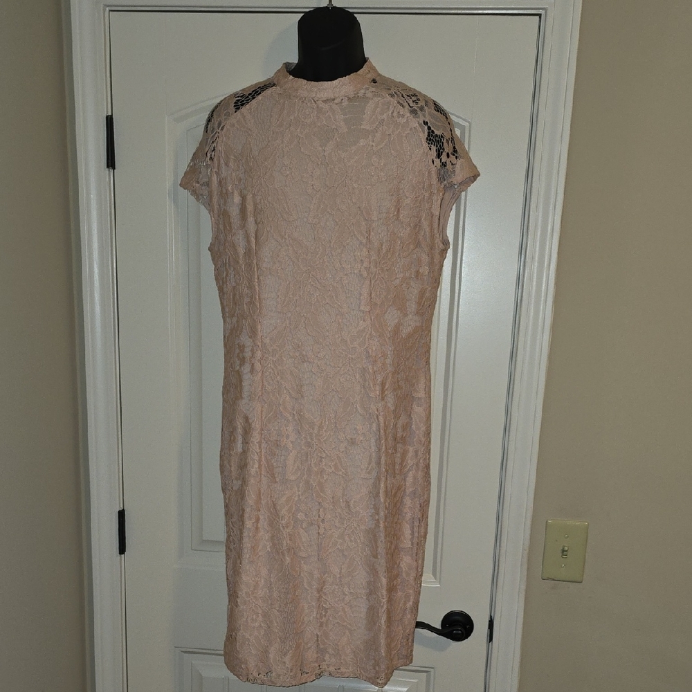 Chic Lace Midi Dress in Cream